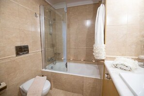 Sèche-cheveux, serviettes fournies, savon, papier toilette