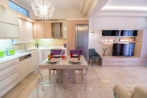 Réfrigérateur, four, plaque de cuisson, lave-vaisselle