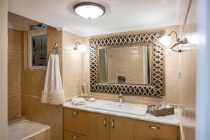 Hair dryer, towels, soap, toilet paper - Lovely beachfront two bedrooms apartment- Blue Lady (Rethymno)