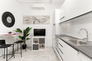 Fridge, microwave, oven, coffee/tea maker