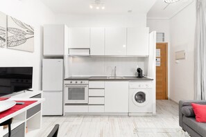 Fridge, microwave, oven, coffee/tea maker
