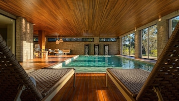 Una piscina techada, una piscina al aire libre