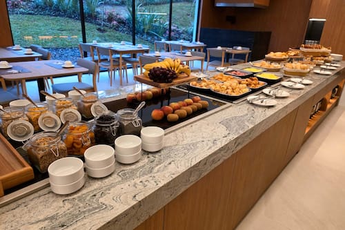 Café da manhã com buffet grátis todos os dias