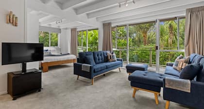 Lush Green Hideaway Guest Suite near Newmarket
