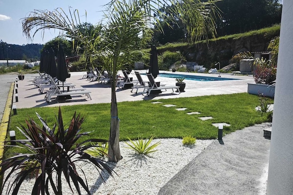 Una piscina al aire libre