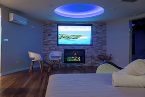 Luxury-Doppelzimmer, Whirlpool | Wohnbereich | Fernseher