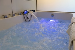 Doppelzimmer, Whirlpool | Badezimmer | Kostenlose Toilettenartikel, Handtücher, Seife, Shampoo