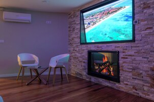 Quarto casal superluxo, banheira de imersão | Área de estar | TV