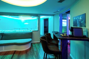 Quarto casal superluxo, banheira de imersão | Área de estar | TV