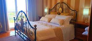4 bedrooms, iron/ironing board, WiFi, bed sheets - Villa Cristina: 360°sea and mountain views, parking, wifi and free barbecue area (Boissano)