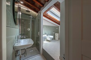 Appartement Duplex Familial, plusieurs chambres | Salle de bain | Douche, sèche-cheveux, serviettes fournies, savon