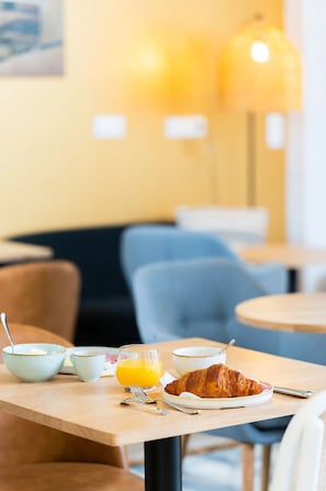Petit déjeuner continental servi tous les jours en supplément