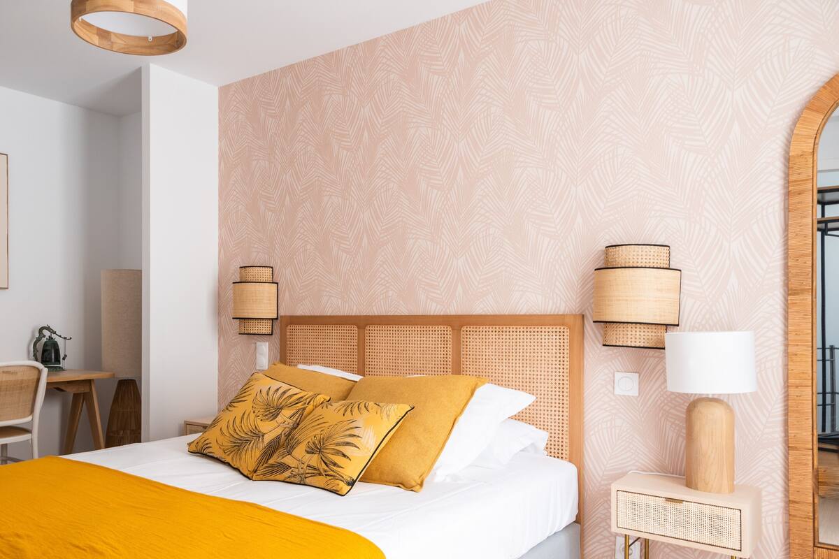 Ein Hotelzimmer mit einem Bett, einem Schreibtisch und einem Stuhl.