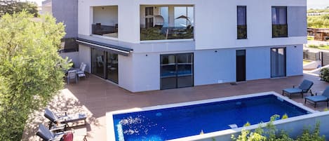 Villa | Alberca | Alberca techada y alberca al aire libre