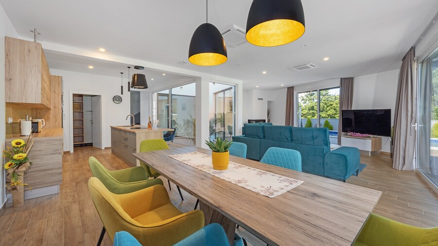 Villa With Pool, Game Room, Garden