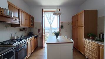 Frigorifero, microonde, forno, piano cottura