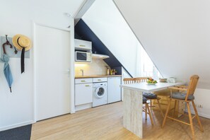 Kylskåp, mikrovågsugn, spishäll och kaffe- och tebryggare