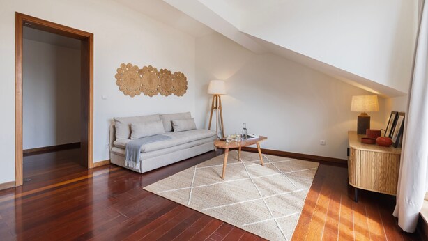 Un salon chaleureux avec un canapé, une table basse en bois et un élément décoratif mural.