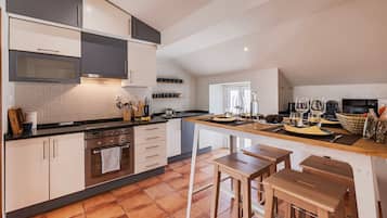 Een koelkast, een microgolfoven, een oven, een kookplaat