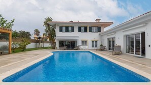 A heated pool - Blue Sky Villa 1 by LovelyStay (Corroios)