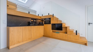 Fridge, microwave, oven, stovetop - Blue Sky Villa 1 by LovelyStay (Corroios)
