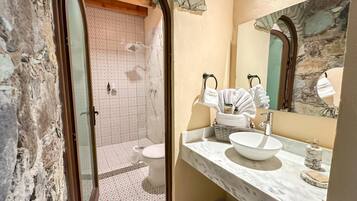 Standard Room, 1 King Bed, Executive Level | Bathroom | Shower, towels, soap, shampoo
