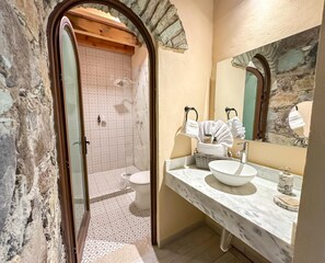 Standard Room, 1 King Bed, Executive Level | Bathroom | Shower, towels, soap, shampoo - Tierra Adentro Hotel Fashion Grill & Spa (Guanajuato)