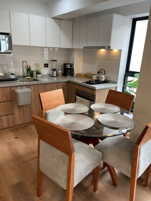 Réfrigérateur, micro-ondes, four, lave-vaisselle