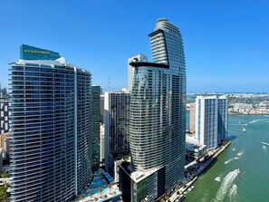 Exterior - Lofty 1/1B at Icon Brickell 48th fl. Pool, Spa, Gym, FREE Parking, Scenic view (Miami)