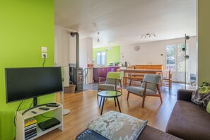 Televisie, een open haard, een dvd-speler en een stereo