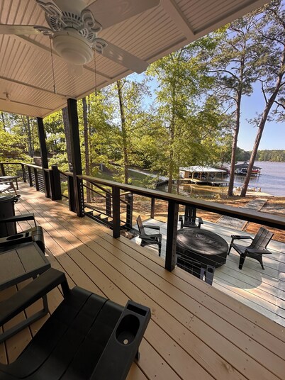 New Vacation Rental on Lake Sinclair with boat dock and Kayaks sleeps 6-7!