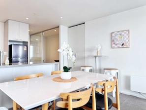 Dining - Free Parking SeaView Stylish 3BR Near Aotea Square (Auckland)