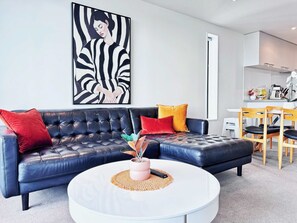 TV, offices - Free Parking SeaView Stylish 3BR Near Aotea Square (Auckland)