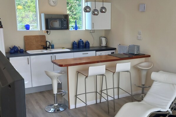 Cottage | Private kitchen | Fridge, microwave, stovetop, electric kettle - Bali Hi Cliff Cottage-sleeps 2-hot Tub-5minbeach (Sheerness)