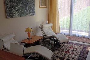 Cottage | Interior - Bali Hi Cliff Cottage-sleeps 2-hot Tub-5minbeach (Sheerness)