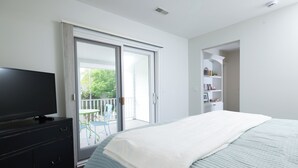 3 slaapkamers, een bureau, een strijkplank/strijkijzer, reisbedje