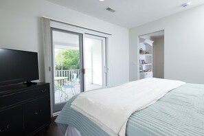 3 bedrooms, desk, iron/ironing board, travel cot - Spacious Loft, Newly Remodeled, and in Walking Distance to Everything! (Saugatuck)