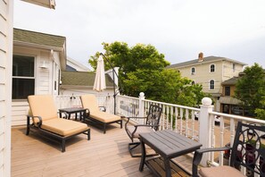 Terrace/patio - Spacious Loft, Newly Remodeled, and in Walking Distance to Everything! (Saugatuck)