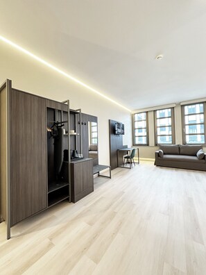 Standard Triple Room | Desk, laptop workspace, blackout drapes, soundproofing - Treasury Hotel (Neuss)