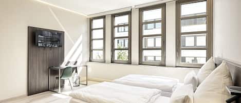 Habitación Confort con 2 camas individuales | Escritorio, espacio para trabajar con laptop y cortinas blackout