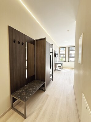 1 habitación, escritorio y espacio para trabajar con laptop