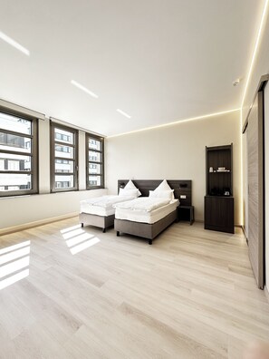 Comfort Twin kamer | Een bureau, een laptopwerkplek, verduisterende gordijnen