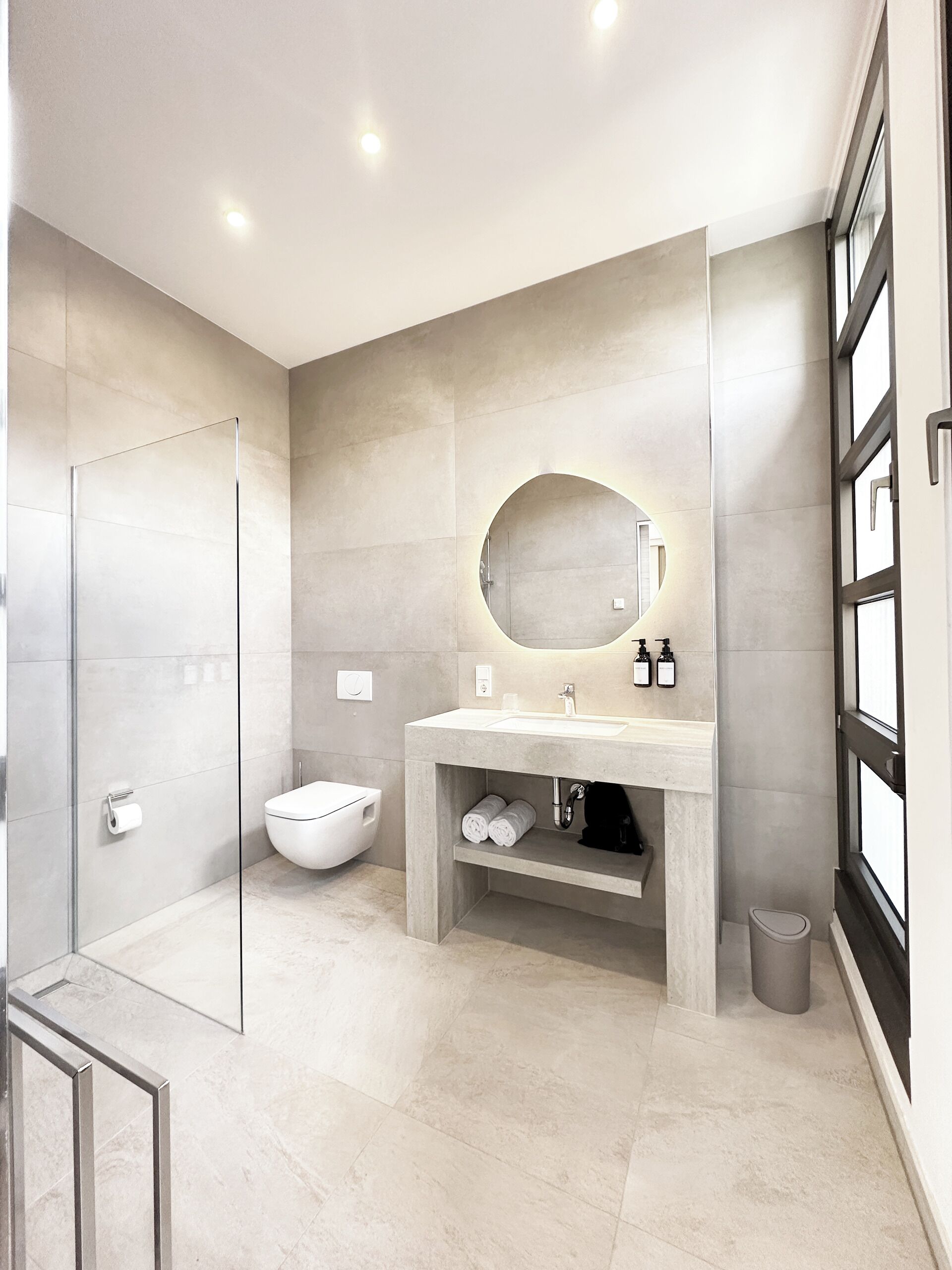 Habitación triple estándar | Baño | Ducha, secador de pelo, toallas y jabón