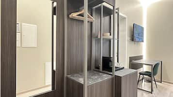 Basic Double Room | Desk, laptop workspace, blackout drapes, soundproofing