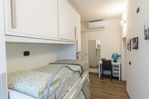 2 dormitorios, escritorio, tabla de planchar con plancha y wifi