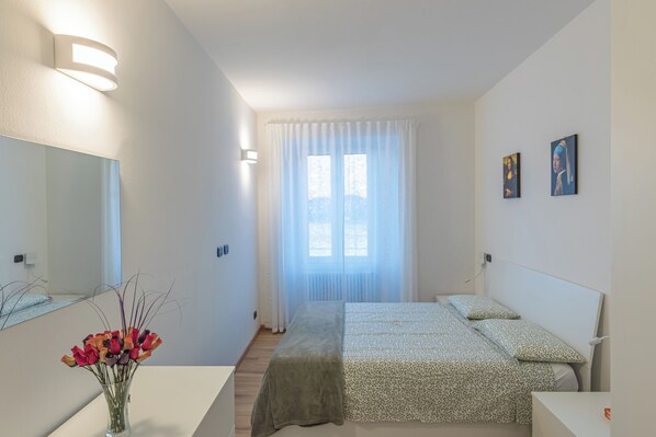 2 dormitorios, escritorio, tabla de planchar con plancha y wifi