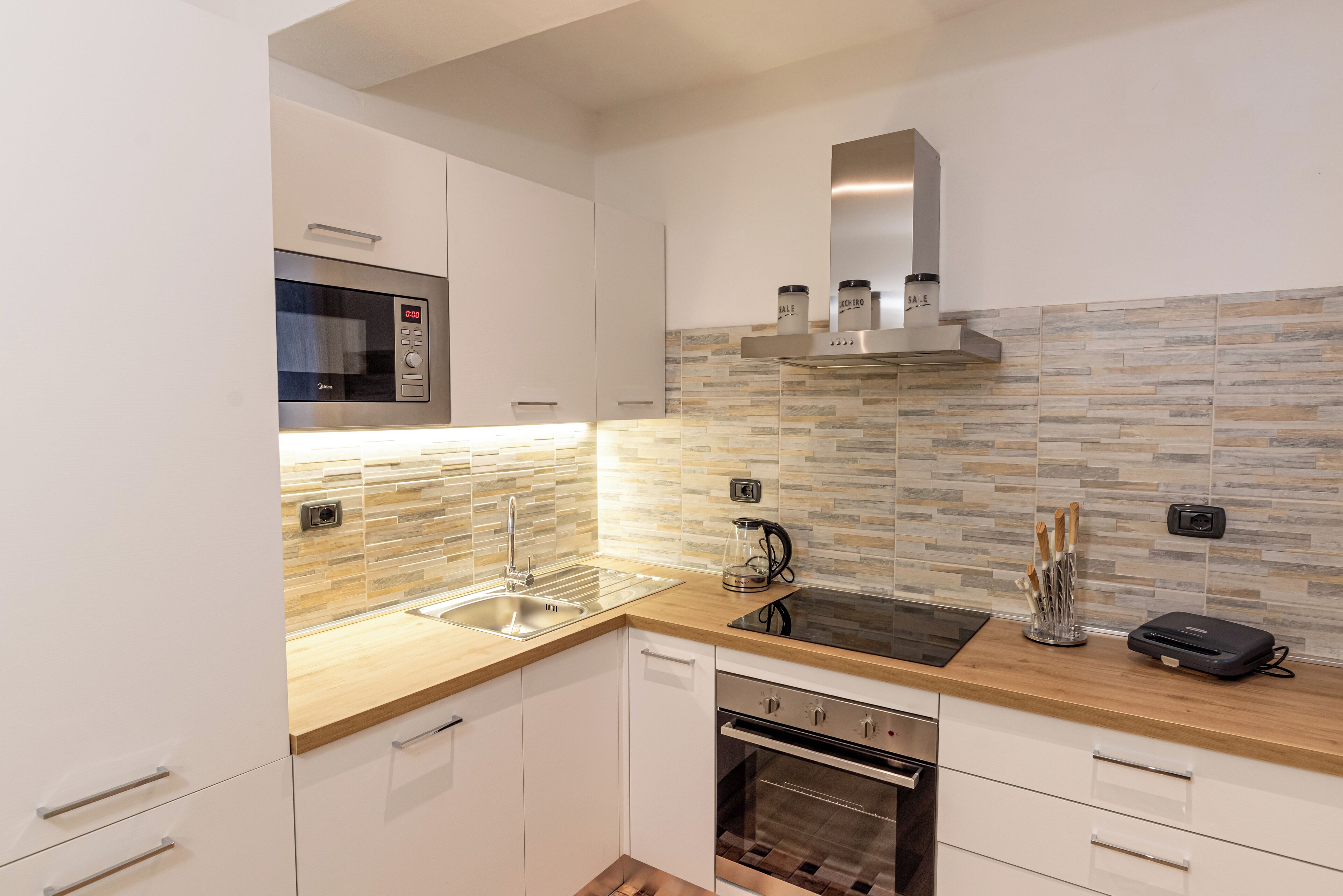 Microonde, forno, piano cottura, lavastoviglie