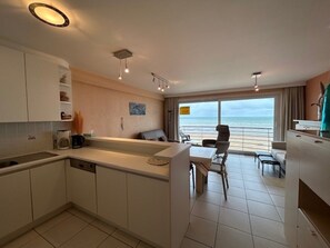 Apartment | Private kitchen - Central Seafront Apartment in Koksijde (Koksijde)