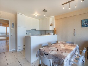Apartment | Dining - Central Seafront Apartment in Koksijde (Koksijde)