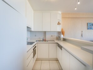 Apartment | Private kitchen - Central Seafront Apartment in Koksijde (Koksijde)